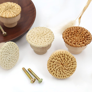 Manija de puerta de ratán hecha a mano, tiradores de puerta de mimbre natural para muebles de interior - Product Image 1