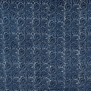 Impression de bloc de main bleu indigo pour la fabrication de courtepointe, tissu imprimé floral bleu par Yards Cotton Fabric pour la tapisserie d'ameublement. - Product Image 4