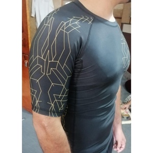 Rashguard respirant sur mesure pour hommes, fabriqué directement en usine, en Spandex/Polyester, séchage rapide, écologique, manches courtes, design unique, tendance - Product Image 4