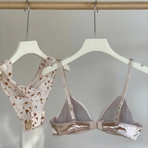 Sous-vêtements sexy pour femmes, soutien-gorge et culotte à col en V profond et motif floral, en provenance du Vietnam - Product Image 2