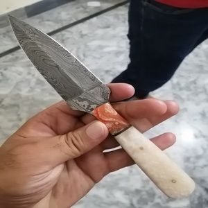Cuchillo de caza de hoja fija Trend Blades, hecho a mano, de acero de Damasco de grado industrial, con punta de clip, mango de madera y funda de cuero. - Product Image 3
