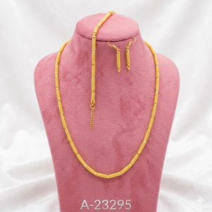 ชุดเครื่องประดับเงินชุบทองแดงลายดอกไม้จาก MOLL JEWELLERS ประกอบด้วยสร้อยคอและต่างหูประดับปะการัง เหมาะสำหรับผู้หญิง เป็นของขวัญสำหรับงานหมั้นหรืองานแต่งงาน - Product Image 1