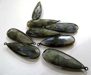 Charmes en labradorite naturelle, forme longue en poire, boucle simple - Product Image 3