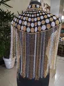 Cape d'épaule de luxe en or et argent, richement perlée à la main, pour femme, style haute couture, fabrication sur mesure - Product Image 2