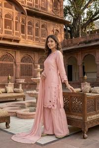Ensemble prêt-à-porter de créateur pour soirée, broderie et travail de perles, haut en soie romaine avec pantalon palazzo et dupatta, entièrement cousu. - Product Image 2