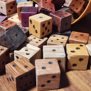 Fabricant de dés en bois OEM personnalisés, dés en bois polyédriques personnalisés pour jeux de société, accessoire de jeu de table haut de gamme - Product Image 1