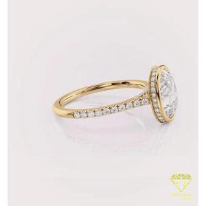 Bague de fiançailles minimaliste en or jaune avec diamant de laboratoire taille ovale serti clos et bande pavée de diamants, bague de mariage solitaire - Product Image 5