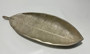Plateau décoratif vintage en aluminium argenté, motif plume et feuille, en métal texturé, pour bibelots, bijoux et objets de rangement, centre de table et accent décoratif - Product Image 6