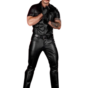 Pantalones de cuero negros clásicos, diseñados para brindar versatilidad y comodidad con un elegante look uniforme. - Product Image 4