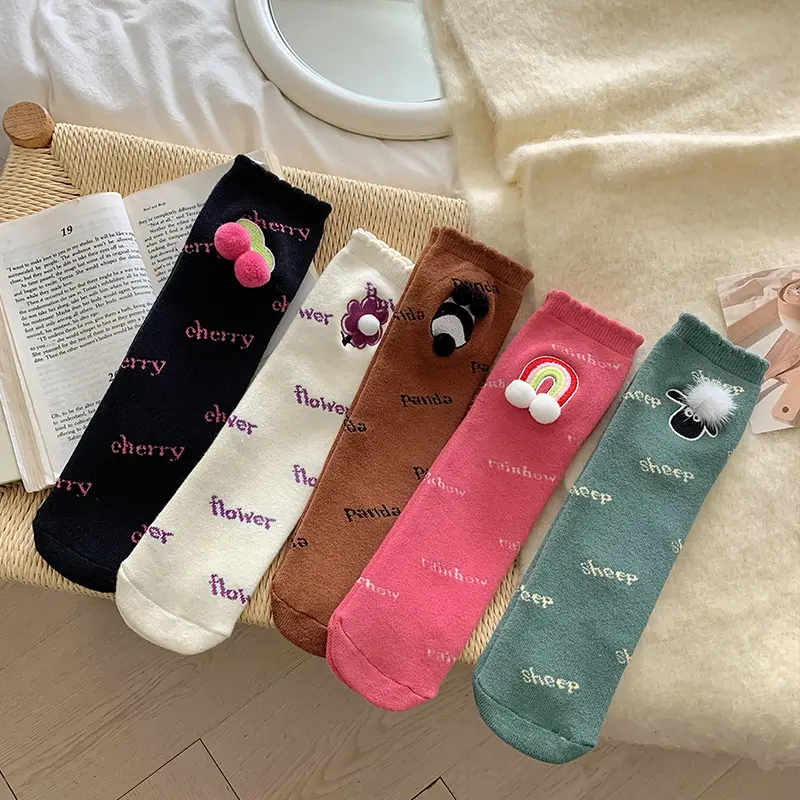 Vente en gros de serviette chauffante d'hiver mignon dessin animé 3D broderie épaisse mi-tube doux femmes chaussettes pour pantoufle