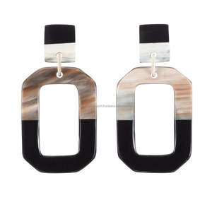 Boucle d'oreille créative en corne de buffle Produit fait à la main Brillant Poli Haute qualité Boucle d'oreille en corne de buffle Vente en gros Meilleures fournitures - Product Image 5