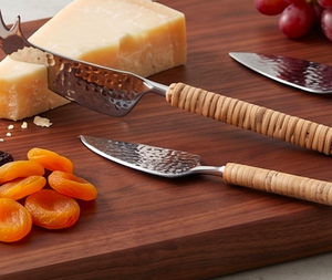 Ensemble de 3 Spatules à Fromage Martelées en Acier Inoxydable avec Poignées en Rotin, Idéal pour une Table de Dîner et des Mariages de Qualité Supérieure - Product Image 6