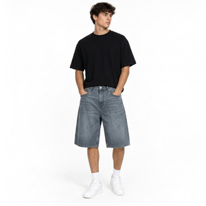 Pantalones cortos de mezclilla rectos personalizados hasta la rodilla con lavado blanqueado, detalles de bolsillos utilitarios, etiqueta personalizada y estilo urbano relajado. - Product Image 5