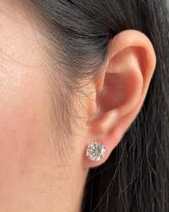 Boucles d'oreilles clous en diamant de laboratoire 4 carats, sertissage 4 griffes, taille solitaire minimaliste, certifiées IGI, classiques pour le quotidien, vente en gros, or massif 14 carats - Product Image 3