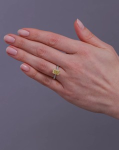 Anillo de compromiso de oro de 14K bicolor con diamante de laboratorio de corte radiante de 2.50 ct, halo oculto, anillo de catedral y banda de media eternidad - Product Image 4