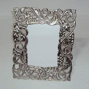 Marco de fotos más atractivo Marco de fotos de metal con acabado plateado Diseño de hojas Borde Marco de fotos de imagen memorable para la venta - Product Image 1