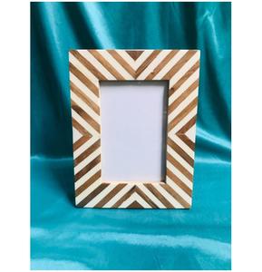 Cadre photo en os incrusté à la main, motif chevron marron, élégant et décoratif pour la maison ou le bureau - Product Image 1