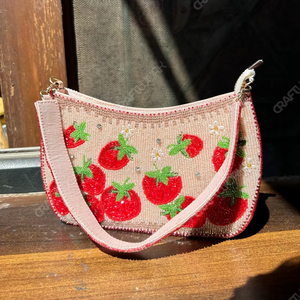 Sac à bandoulière perlé motif pêche, Pochette de resort motif fraise, Sac à main artisanal, Fabricant, Vente en gros, OEM, Export, Marque privée, En vrac - Product Image 1