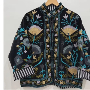 Chaqueta de terciopelo con bordado floral Suzani, abrigo estilo festival folclórico uzbeko con relleno de algodón para ropa exterior tipo bomber/duster a precio económico. - Product Image 1