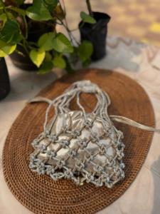 กระเป๋าปอทลีถักลูกปัดแบบมาคราเม่ – คอลเลคชั่นลายทอเมทัลลิก - Product Image 2
