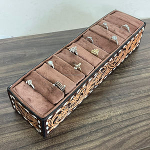 Estuche de exhibición de anillo de cuero mecanizado a mano de diseño elegante, organizador de soporte forrado de terciopelo, caja de almacenamiento de joyería Vertical para mujer - Product Image 6