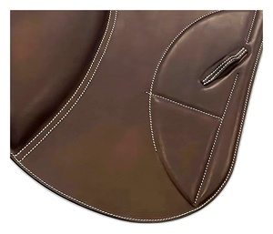 Selle d'équitation anglaise en cuir véritable marron, personnalisable, confortable, avec quincaillerie en laiton nickelé et arceau en bois - Product Image 4