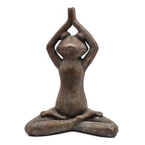 Statue de grenouille Yogini en magnésium brun de 11,5x6,5x15 pouces en pose Namaste avec accents dorés pour décorations de jardin - Product Image 3
