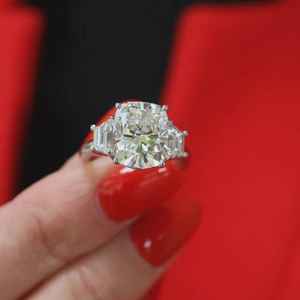 Anillo Moderno de Tres Piedras con Corte Cojín de Diamante Moissanita, Plata 925 Original, Joyería Fina para Aniversario, Regalo Encantador para Pareja - Product Image 5