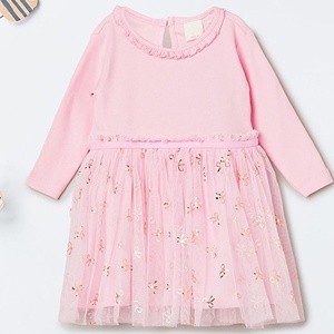 Robe évasée tendance rose et or imprimée, col rond, manches longues régulières, longueur genou, ourlet évasé, vente en gros BD - Product Image 1