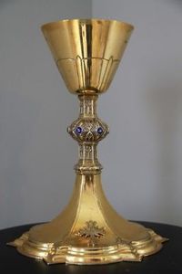 Cáliz y Ciborio Metálicos Profesionales para Rituales de Comunión en la Iglesia con Patrones Decorativos Grabados y Acabado Fino - Product Image 6
