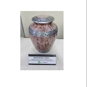Urna Estilo Americano Grabada en Aluminio con Capacidad de 220 Pulgadas Cúbicas y Diseños Personalizables - Product Image 1