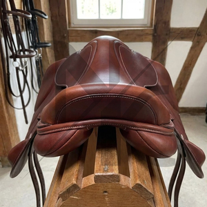 Selle d'Équitation Anglaise Faite à la Main en Cuir Naturel Souple de Haute Qualité, Confortable et Durable, avec Quincaillerie Nickelée pour Courses Hippiques - Product Image 4