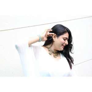 Ensemble de colliers choker style temple avec motif soleil en Kundan, conçu pour les mariages, les anniversaires et les tenues ethniques. - Product Image 4