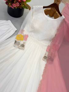 Nouvelle collection de robes et dupattas pour femmes, en faux georgette avec broderies, entièrement cousues et prêtes à porter. - Product Image 4