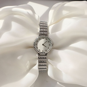Nuevo Reloj de Cuarzo para Mujer, Estilo Simple y Moderno, Corte de Rombo Artístico, Diseño Exclusivo de Lujo Ligero, Caja de Latón, Acrílico - Product Image 2