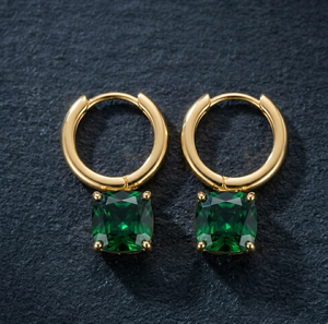 Pendientes de Aro Pequeños Minimalistas con Hidrodiamantes Verdes, Corte Cojín de 10mm, Plata de Ley 925, Chapados en Oro de 18K, Elegantes Pendientes Huggie - Product Image 1