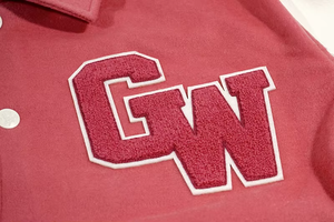 Blousons universitaires épais style baseball rose classique avec fermeture boutonnée, logo personnalisé et broderie chenille - Product Image 4