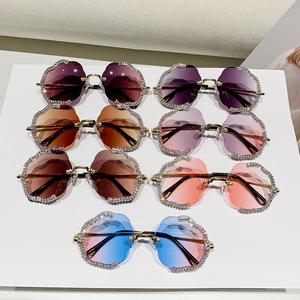 Nuevas Gafas de Sol de Moda con Incrustaciones de Diamantes en Forma de Polígono, Protección UV, Diseño de Ondas Florales, Gafas de Sol de Alta Calidad para Mujer - Product Image 4