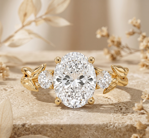 แหวนหมั้นเพชรโมอิสซาไนต์ทองคำ 14K หรูหราแบบขายส่ง ดีไซน์ใบไม้รูปวงรีสามเม็ด งานออกแบบเครื่องประดับสั่งทำพิเศษ รับผลิตแบบ OEM ODM - Product Image 2