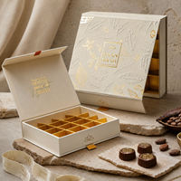 Boîte cadeau rigide magnétique haut de gamme sur mesure avec revêtement UV et doublure en mousse pour ensemble de produits
