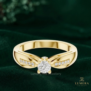 Bague unique en or large avec diamant taille brillant rond, sertie de quatre griffes, et détails de diamants dissimulés dans le pavé de rainures. - Product Image 5