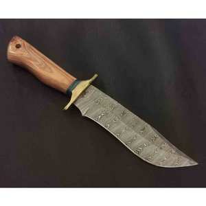 Couteau de chasse Bowie en acier Damas, manche en bois d'olivier, bord partiellement dentelé, outil multifonction pour le camping en plein air, léger - Product Image 1