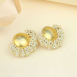 Pendientes de Lujo Anokhi con Perlas y Trabajo Guthai, Plata 925 Chapada en Oro, Hechos a Mano, de Diseño para Mujer - Product Image 2