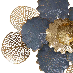 Sculpture murale florale texturée en métal bleu doré, motif botanique ajouré, décoration pour intérieur moderne - Product Image 4