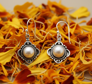 Clásicos Pendientes de Plata 925 con Perlas de Agua Dulce y Diseño de Flor para Uso Diario de Mujeres. - Product Image 3