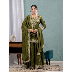Ensemble de costume pour femmes de créateur avec broderie et travail de séquence de codage - Product Image 3