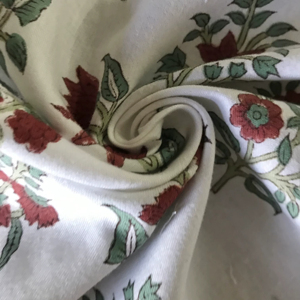 ผ้าฝ้ายพิมพ์ลายด้วยมือ – ลายดอกบุตะสีแดง |   สิ่งทอทำมือแบบดั้งเดิมของอินเดีย - Product Image 1