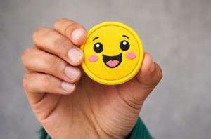 100 parches bordados con caras de dibujos animados SmileyBud, 10 colores, 2.5 pulgadas, termoadhesivos/cosidos para ropa, bolsos y manualidades DIY. - Product Image 5