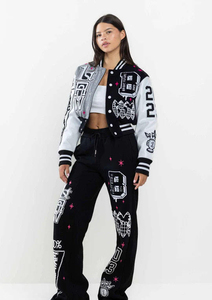 Chaquetas Varsity para Mujer con Bordado Chenille de Alta Calidad de Fabricante OEM - Chaquetas de Invierno Personalizadas con Exterior de Algodón, Resistentes al Viento y Transpirables - Product Image 6