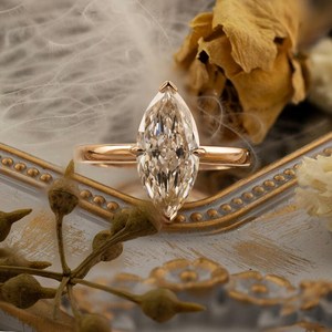 Bague de fiançailles solitaire en diamant de laboratoire de taille marquise 3 carats, or 18 carats, certifiée IGI - Product Image 6